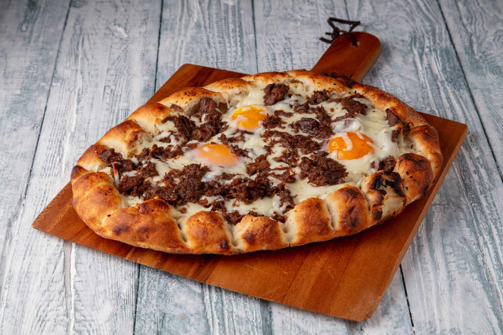 Kavurmalı Yumurtalı Pide