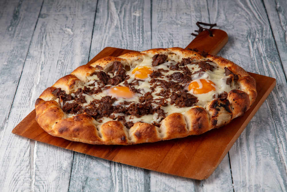 Kavurmalı Yumurtalı Pide