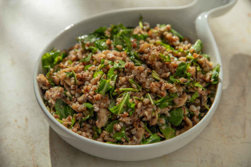Karabuğdaylı Mantarlı Roka Salatası