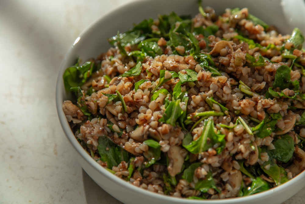 Karabuğdaylı Mantarlı Roka Salatası