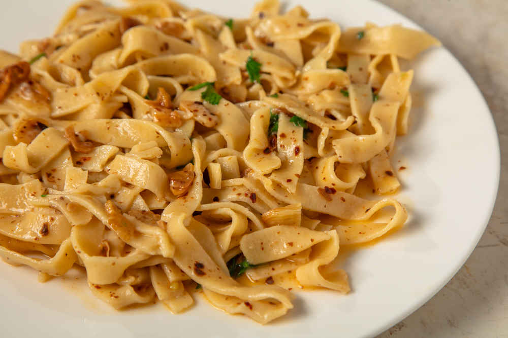 Sarımsaklı El Açması Makarna